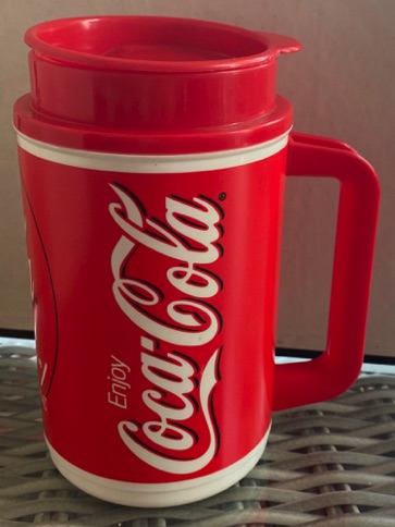05884-1 € 4,00 coca cola drinkbeker met handvat rood wit  H D.jpeg